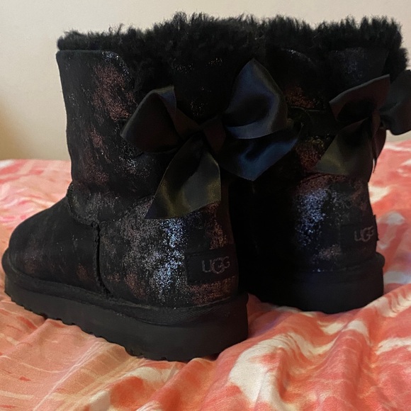 UGG Bailey Bow Shorti - Picture 1 of 4